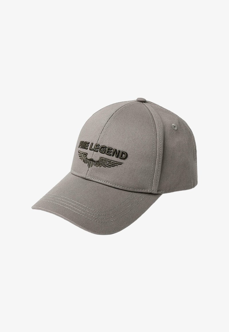 Casquette de baseball grise avec texte foncé brodé "PME LEGEND" et emblème ailé sur le devant, avec des panneaux cousus et des trous de ventilation.