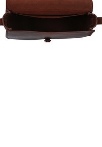 Brun läderclutch med slät yta, klaffstängning och tomt invändigt. Har en enkel design och ingen synlig hårdvara.