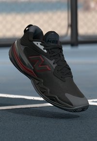 HESI LOW V2 - Παπούτσια μπάσκετ - black