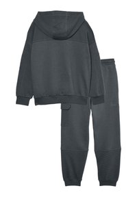 Conjunto de sudadera con capucha y pantalones jogger en gris oscuro, hecho de material suave. La sudadera tiene detalles acanalados; los pantalones jogger cuentan con bolsillos laterales y puños acanalados.