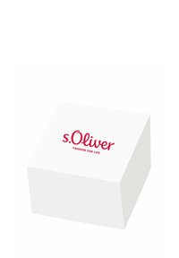 Weißer rechteckiger Verpackungsbehälter mit leicht schrägen Seiten. Auf dem Deckel sind das rote s.Oliver-Logo und der Text "FASHION FOR LIFE" aufgedruckt.