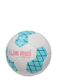 Pallone da allenamento bianco con dettagli blu, caratterizzato da un motivo a griglia geometrica e il nome del marchio "hummel" in rosa. Superficie liscia e testurizzata.