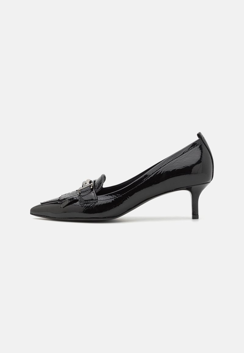 Chaussure en cuir verni noir à bout pointu, talon bas, avec franges décoratives et détail de boucle argentée sur le dessus.