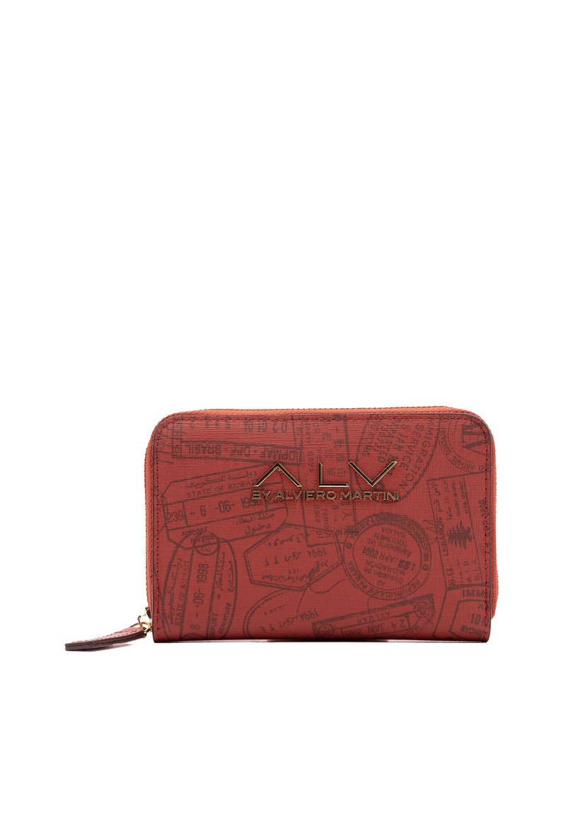 Portafoglio rosso con chiusura lampo caratterizzato da un design stampato di timbri del passaporto e un logo metallico del marchio. Texture liscia con forma rettangolare.