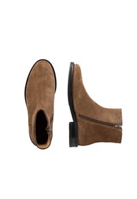 Botines de ante marrón con un cierre lateral y suela de goma negra. Presentan un diseño elegante y una textura suave.