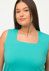 Ulla Popken LONG  CARREE-AUSSCHNITT ÄRMELLOS - Top - turquoise