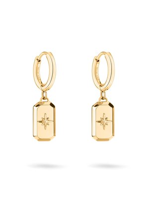 Gouden hoop oorbellen met een hangende octagonale hanger met een sterpatroon en een gepolijste afwerking, wat zorgt voor een stijlvolle uitstraling.