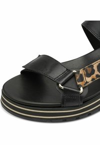 Schwarze Plattform-Sandalen mit einem breiten Riemen und Akzenten imTiermuster. Obermaterial aus strukturiertem Leder mit einer geschichteten gestreiften Sohle für besseren Halt.