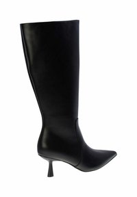 Stivale in pelle nera al ginocchio con punta affusolata, tacco a stiletto sottile e texture liscia; nessun motivo visibile o dettaglio in metallo.