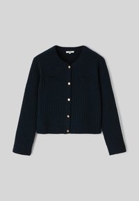 Cardigan tricoté bleu marine avec texture côtelée, col rond et quatre fermetures à bouton. Dispose de deux petites poches avant.