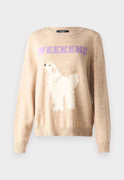 Pull en tricot beige présentant un graphisme de chien blanc et "WEEKEND" en violet. Col rond et poignets côtelés avec une texture douce.