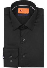 Zwarte strakke shirt gemaakt van gladde stof, met een klassieke kraag, voorknopjes en een enkele manchet met een logolabel.