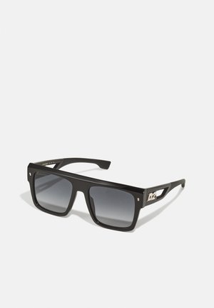 Occhiali da sole in plastica nera con lenti quadrate, gradiente da scuro a chiaro, con un'accenno in argento con "D2" sulla tematica e una finitura testurizzata.
