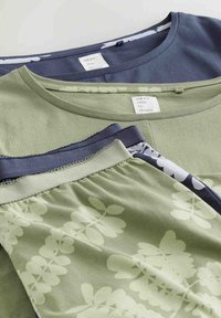 Tre T-shirts stablet, med et grønt blomstermønster, ensfarvet grøn og marineblå. Bomuldsstof med rund halsudskæring og synlige mærker.