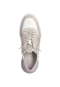 Sneaker mit einer weißen Leder-Spitze, beigen Wildleder-Seiten und rosa Akzenten. Verfügt über Schnürsenkel, gepolsterten Kragen und strukturierte Sohle. Markenname "Gabor" im Inneren.