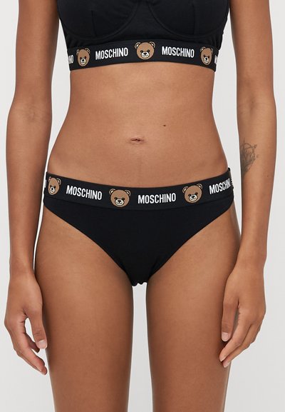 Fekete pamut alsónadrág, kontrasztos derékpánttal, amelyen medve logo és "MOSCHINO" felirat található. Egyszerű dizájn, klasszikus szabással.