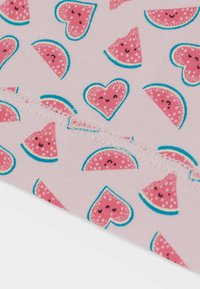 Růžová látka s hravým vzorem usmívajících se plátků melounu a srdcí, obkreslená v tyrkysové barvě, s texturovaným povrchem.