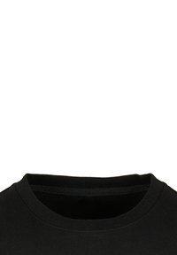 Zwarte katoenen t-shirt met een ronde hals, korte mouwen en een gladde textuur. Geen zichtbare patronen of versieringen. Eenvoudig ontwerp.