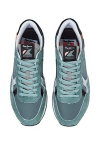 Sneakers in suede verde con dettagli grigi, logo bianco e lacci piatti. Lingua e colletto imbottiti per il comfort. Suola in gomma per la trazione.