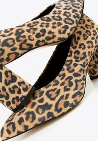 Lodičky s leopardím potiskem a špičatou špičkou, vyrobené z texturované semišové kůže, s černou gumovou podrážkou a masivním designem podpatku.