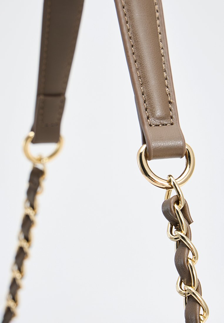 Bracelet en cuir marron avec quincaillerie en or, présentant une chaîne décorative et des anneaux métalliques ronds pour l'attache. Texture lisse tout au long.