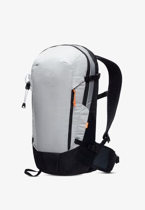 Szaro-czarny plecak o zaokrąglonym kształcie, wykonany z teksturowanej tkaniny. Posiada regulowane szelki, pomarańczowy suwak oraz boczną kieszeń z siateczki.