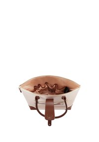 Tote taske med en lys beige krop og brune læderdetaljer. Indersiden har en glat finish med organiserede rum og en lynlåslukning.