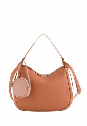 Sac à bandoulière en cuir marron avec une petite pochette ronde attachée, une poignée courte et une sangle réglable sur fond blanc.