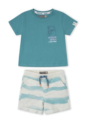 Camiseta de manga corta en color teal con gráfico de ola y texto, combinada con pantalones cortos blancos con rayas teal y cordón azul.