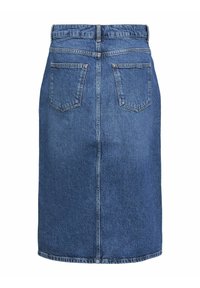 Jupe en denim bleu moyen, longueur genou, avec une coupe droite, deux poches arrière et une taille avec passants pour ceinture.