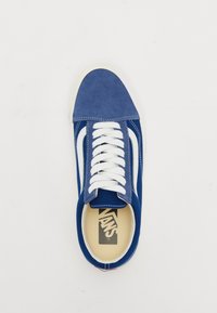 Baskets en cuir suédé bleu avec des lacets blancs, une rayure blanche sur le côté et une semelle en caoutchouc crème. Comprend un col rembourré et le logo Vans sur la semelle intérieure.