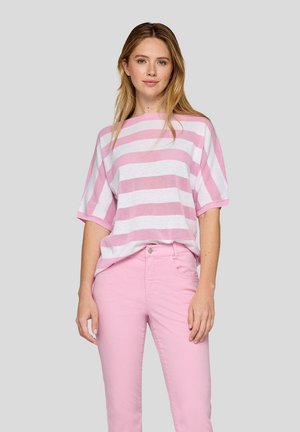 Gestreiftes Stricktop in Pink und Weiß mit weiten Ärmeln; kombiniert mit hellrosa engen Jeans. Das Top hat eine lockere Passform und ist aus strukturiertem Stoff.
