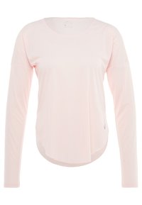 Lichtroze Nike Dri-Fit shirt met lange mouwen, een ronde zoom, een soepele textuur en een klein logo aan de linksonderzijde.