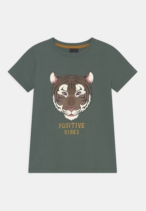 Camiseta verde de manga corta con un gráfico de la cara de un tigre encima del texto "POSITIVE VIBES" centrado en la parte delantera.