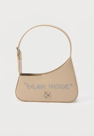 Μπεζ τσάντα ώμου με καμπυλωτή κορυφή, με ασημί κείμενο "GLAM INSIDE" και ένα μικρό ασημί διακοσμητικό έμβλημα στο μπροστινό μέρος.