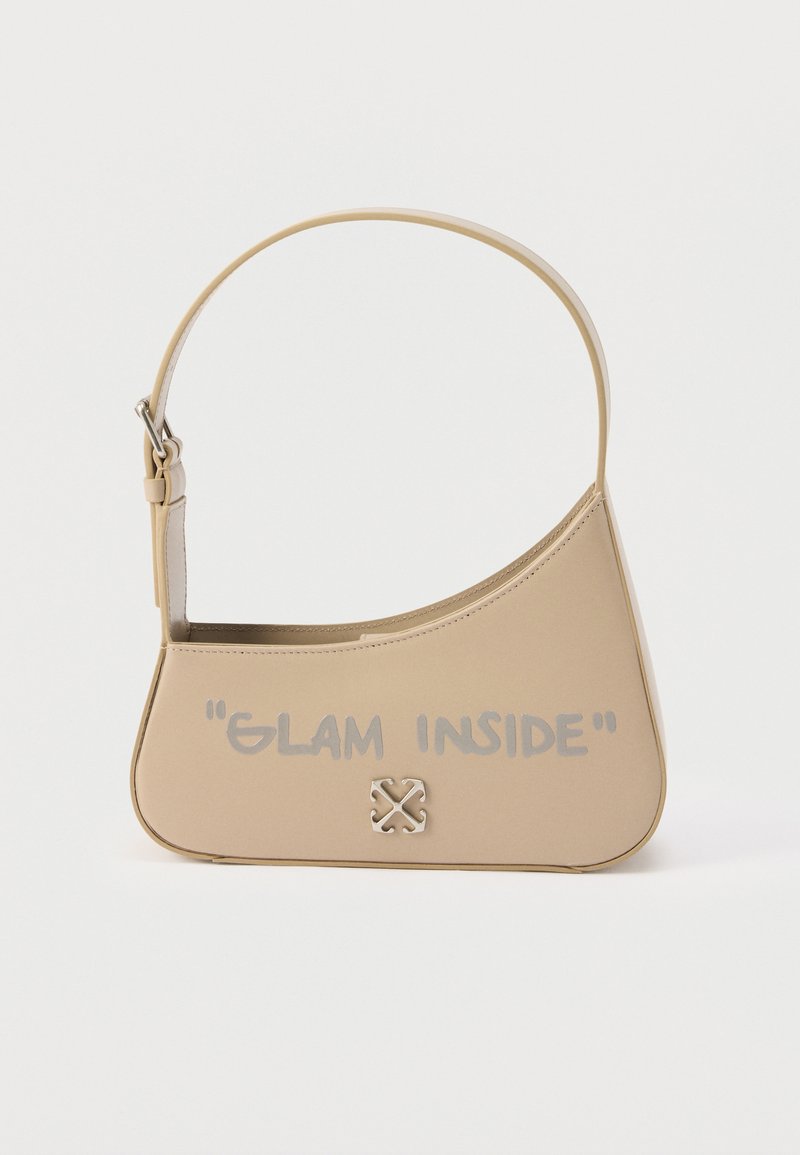 Μπεζ τσάντα ώμου με καμπυλωτή κορυφή, με ασημί κείμενο "GLAM INSIDE" και ένα μικρό ασημί διακοσμητικό έμβλημα στο μπροστινό μέρος.