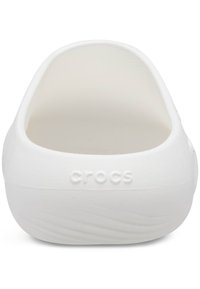 Witte instap Crocs-schoen gezien vanaf de hak, met zicht op het gestructureerde oppervlak en het reliëf "crocs" logo.