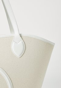 Thumbnail Image 5