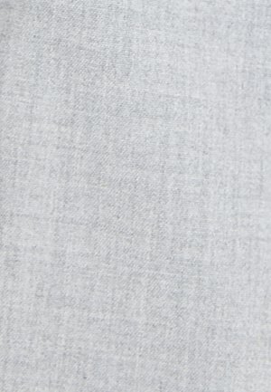 Tessuto grigio chiaro con texture liscia e un sottile motivo di tessitura. Il materiale appare traspirante e flessibile, adatto a diverse applicazioni.