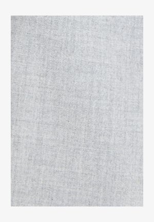 Jasnoszara tkanina o gładkiej fakturze i subtelnym wzorze tkanym. Materiał wydaje się przepuszczający powietrze i elastyczny, nadający się do różnych zastosowań.