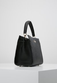 Borsa strutturata nera con finitura testurizzata, manico corto e dettagli in metallo color oro. Presenta una forma rettangolare e una base piatta.