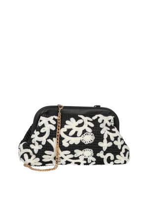 Bolso negro con bordado floral blanco y una correa de cadena dorada, con un marco superior curvado y un diseño de tejido texturizado.