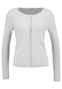 Harmaa neulottu villatakki pitkähihaisilla, pyöreällä kaula-aukolla ja kuudella etunapilla. Ribboneuleiset hihansuut ja helma lisäävät tekstuuria. Yksinkertainen, klassinen muotoilu.