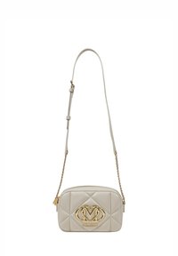 Borsa crossbody beige chiaro realizzata in materiale trapuntato. Presenta un accento con logo dorato e una tracolla a catena. Forma rettangolare compatta con cerniera.
