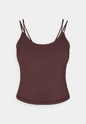 Brun top med tynde justerbare stropper, lavet af glat stof. Rund halsudskæring og en let buet kant ved taljen.