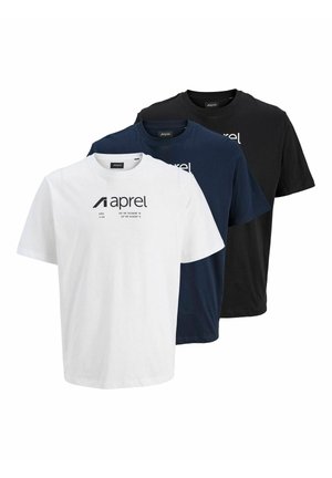 Tri majice s okruglim izrezom u bijeloj, mornarsko plavoj i crnoj boji, svaka s logom „aprel“ i geografskim koordinatama na prsima.