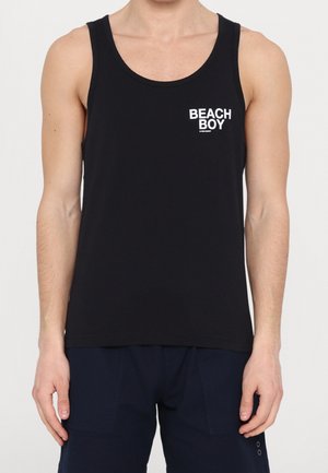 Mies, jolla on musta hihaton paita, jossa valkoinen teksti "BEACH BOY" vasemmassa ylärinnassa, yhdistetty tummansinisiin shortseihin.