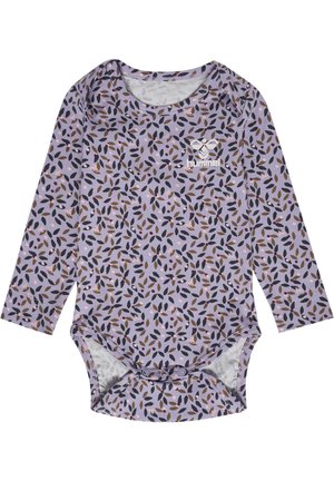 Langarm-Babybodysuit in Lila mit einem Blattmuster. Hergestellt aus weichem Stoff, mit Druckknopfverschlüssen am Boden und einem Logo auf der Brust.