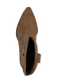 Botte de cheville en daim marron avec bout pointu, détails cousus sur le dessus et languettes de tirage sur les côtés. L'intérieur présente une doublure à motif.