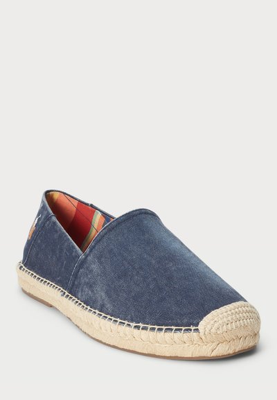 Plátené espadrilky na slip-on v tmavomodrej farbe, s podrážkou z juty a vzorovanou vnútornou podšívkou v odtieňoch červenej, oranžovej a zelenej.